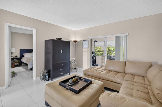 1115 LAKE Terrace 103, Boynton Beach, FL 33426