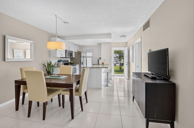 1115 LAKE Terrace 103, Boynton Beach, FL 33426