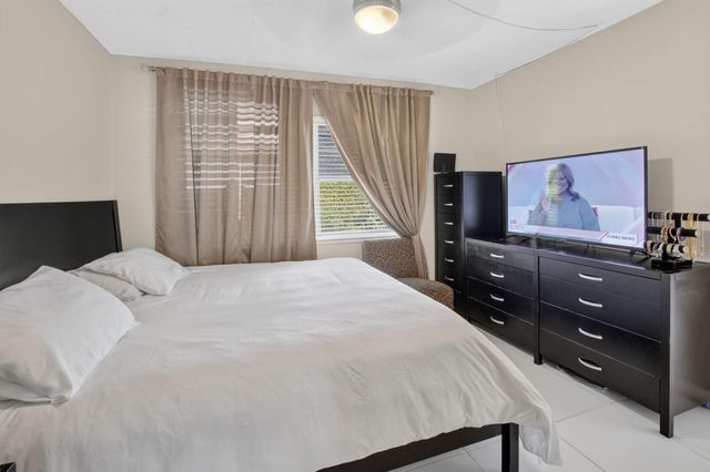 1115 LAKE Terrace 103, Boynton Beach, FL 33426