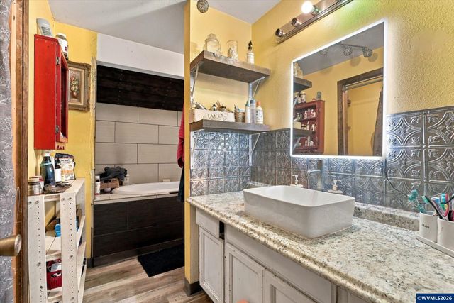 6596 River Rd S, Salem, OR 97306