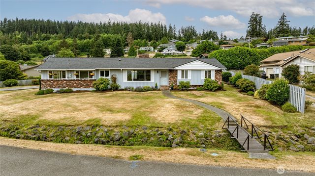 690 Maplewood Loop, Oak Harbor, WA 98277