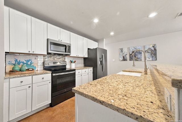 464 Pecan Row, Canyon Lake, TX 78132