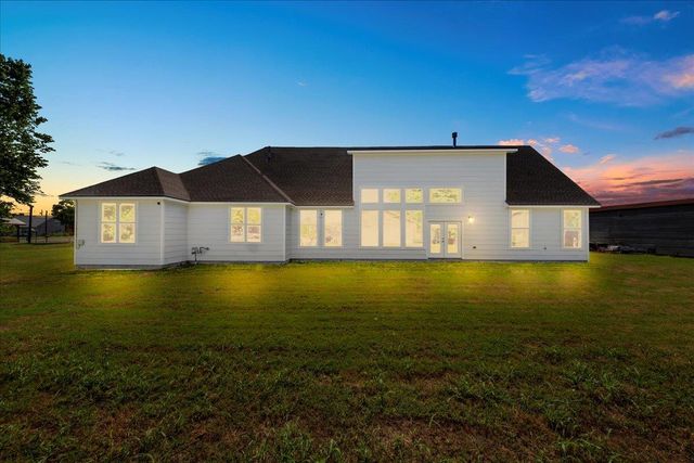 859 N Grimes ST, Giddings, TX 78942