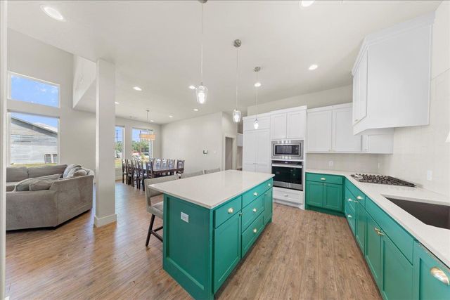 859 N Grimes ST, Giddings, TX 78942
