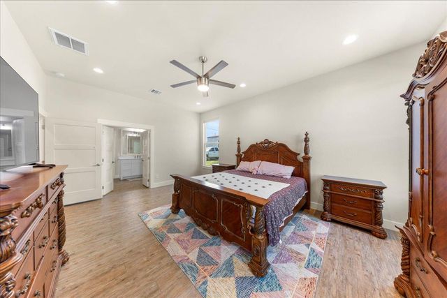 859 N Grimes ST, Giddings, TX 78942