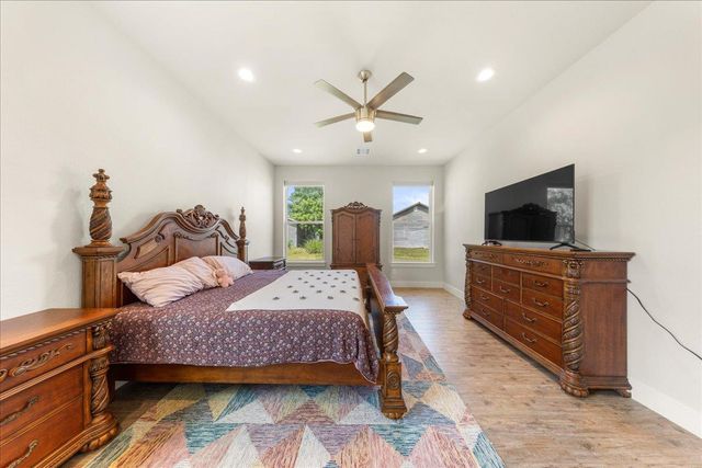 859 N Grimes ST, Giddings, TX 78942