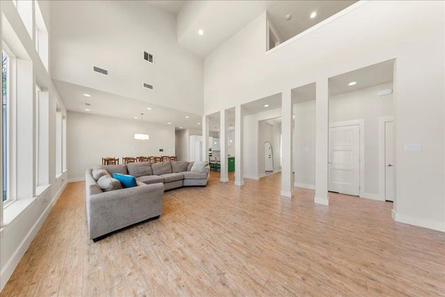 859 N Grimes ST, Giddings, TX 78942