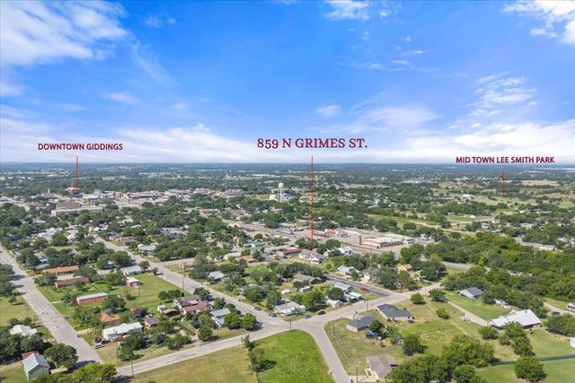859 N Grimes ST, Giddings, TX 78942