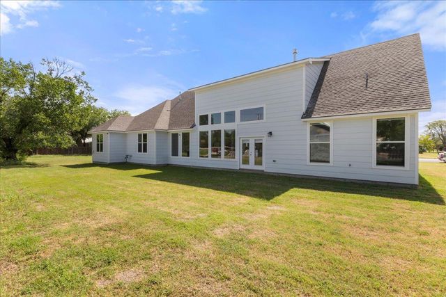859 N Grimes ST, Giddings, TX 78942