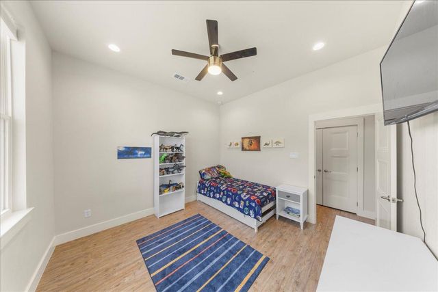 859 N Grimes ST, Giddings, TX 78942