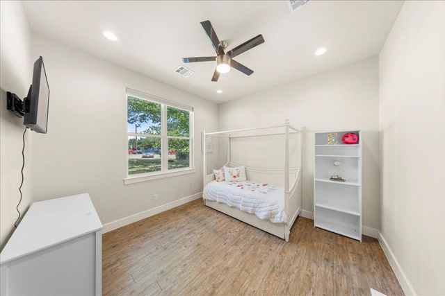 859 N Grimes ST, Giddings, TX 78942