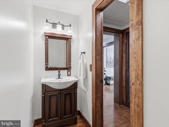 11930 HENDERSON RD, Clifton, VA 20124