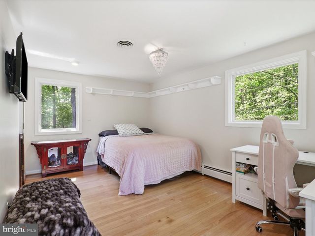 11930 HENDERSON RD, Clifton, VA 20124