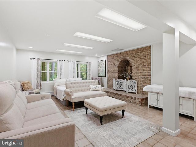11930 HENDERSON RD, Clifton, VA 20124