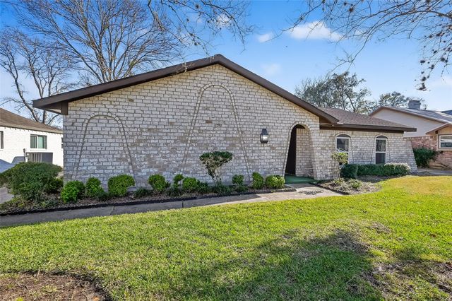 13719 Oakwood Lane, Sugar Land, TX 77498
