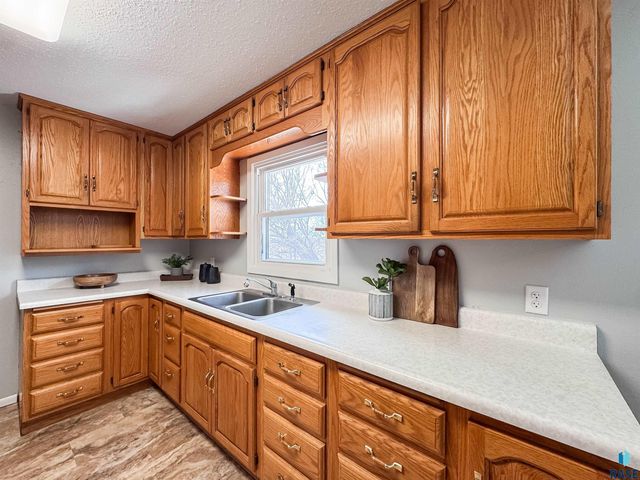 1213 S Splitrock Blvd Boulevard, Brandon, SD 57005