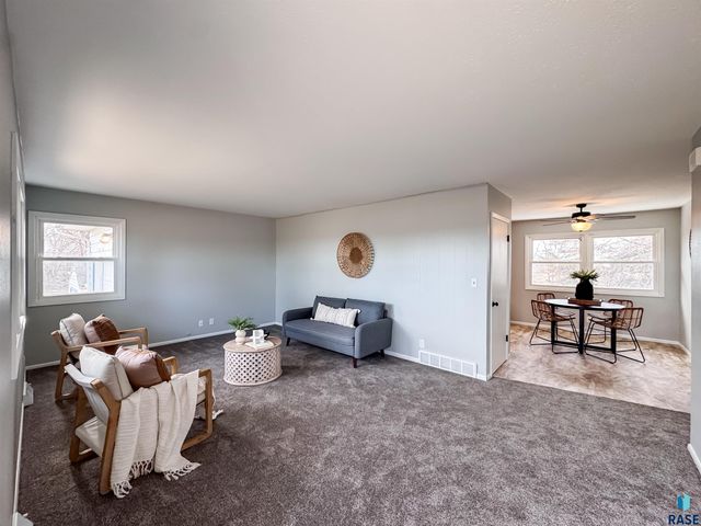 1213 S Splitrock Blvd Boulevard, Brandon, SD 57005