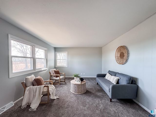 1213 S Splitrock Blvd Boulevard, Brandon, SD 57005