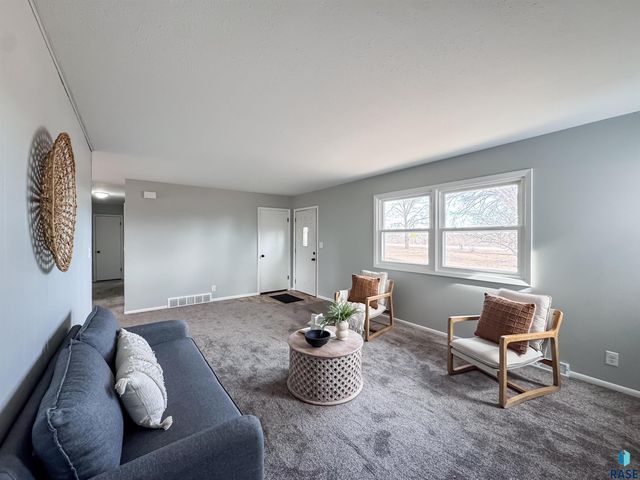 1213 S Splitrock Blvd Boulevard, Brandon, SD 57005