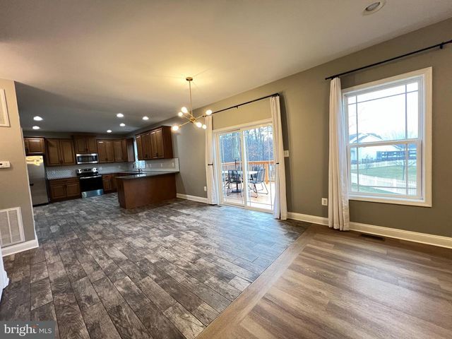 1697 RAVEN DR, Chambersburg, PA 17202