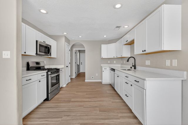 816 Acapulco Road NE, Rio Rancho, NM 87144