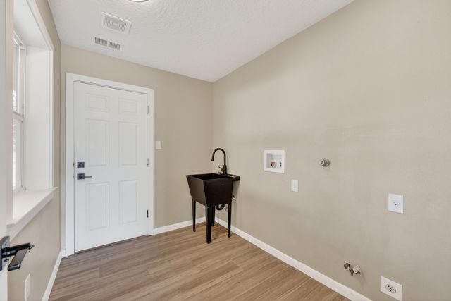 816 Acapulco Road NE, Rio Rancho, NM 87144