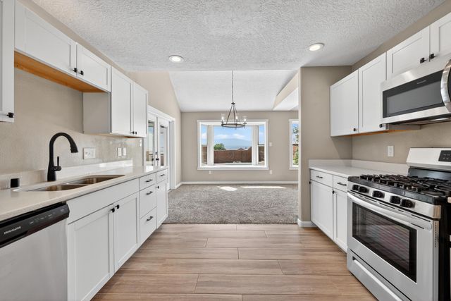 816 Acapulco Road NE, Rio Rancho, NM 87144