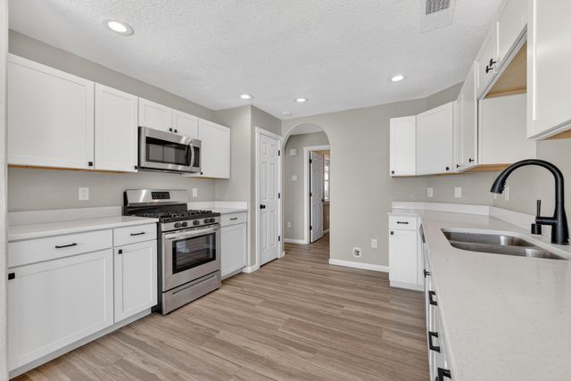 816 Acapulco Road NE, Rio Rancho, NM 87144