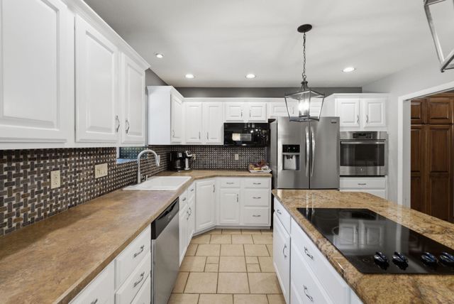 1511 S Phyllis Ln, Andover, KS 67002