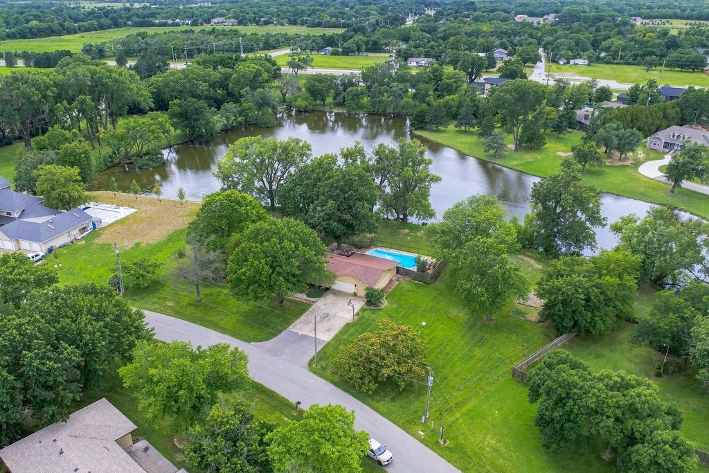 1511 S Phyllis Ln, Andover, KS 67002