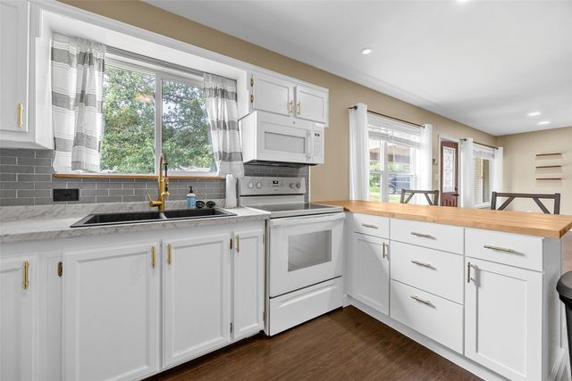 709 6th AVE, Coralville, IA 52241
