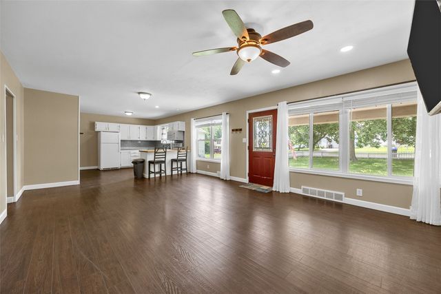 709 6th AVE, Coralville, IA 52241