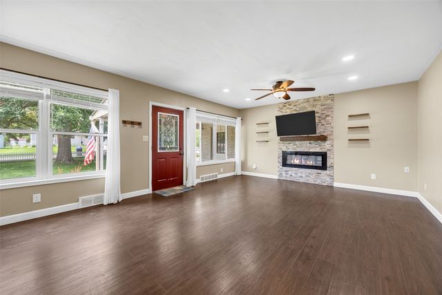 709 6th AVE, Coralville, IA 52241