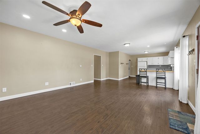 709 6th AVE, Coralville, IA 52241