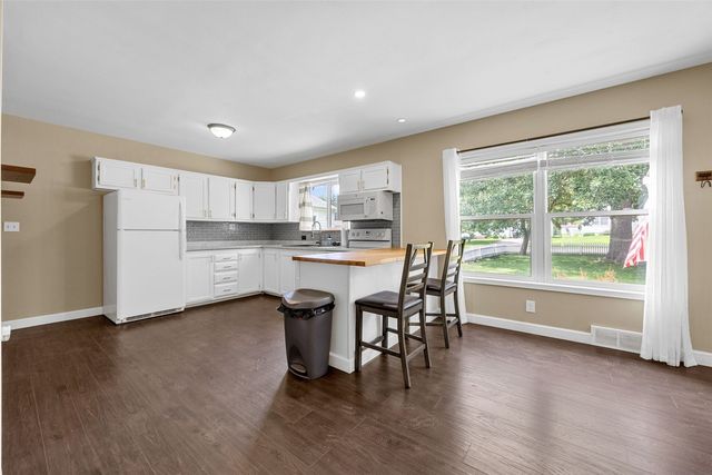 709 6th AVE, Coralville, IA 52241