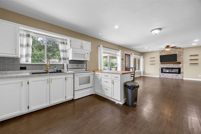 709 6th AVE, Coralville, IA 52241
