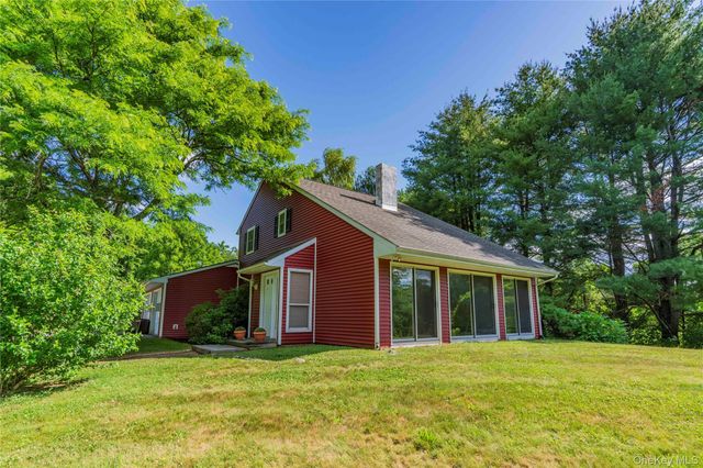 27 Goldfinch Drive, Salt Point, NY 12578