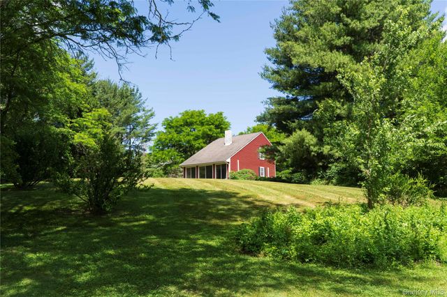 27 Goldfinch Drive, Salt Point, NY 12578