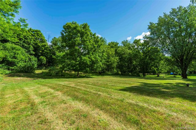 27 Goldfinch Drive, Salt Point, NY 12578
