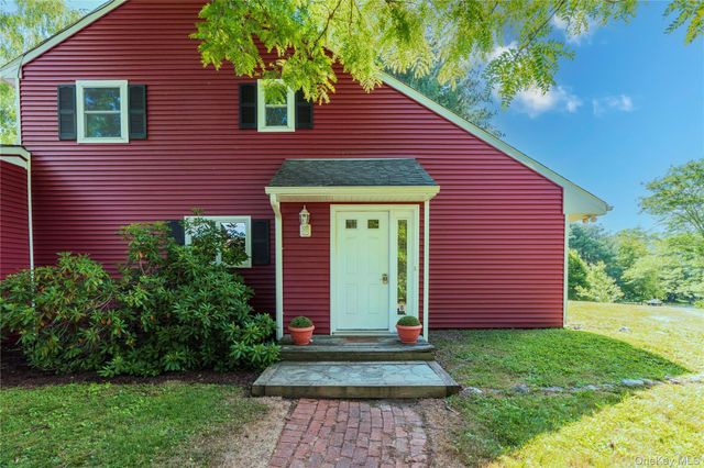 27 Goldfinch Drive, Salt Point, NY 12578