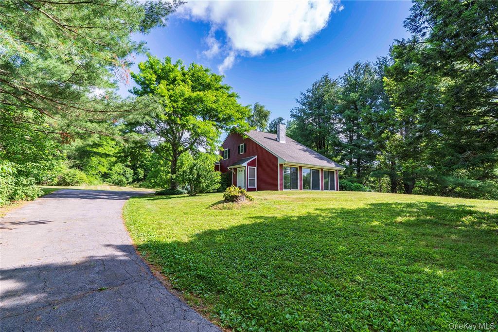 27 Goldfinch Drive, Salt Point, NY 12578