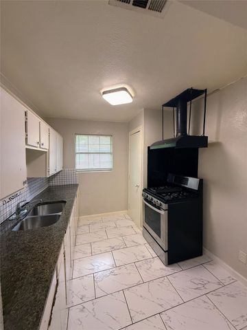 1007 W Clarendon Drive, Dallas, TX 75208