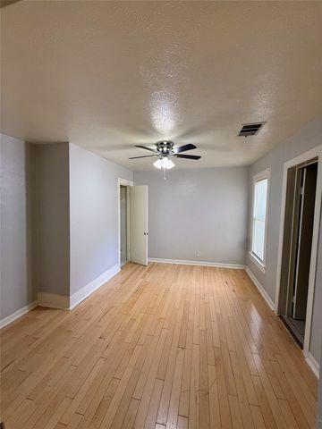 1007 W Clarendon Drive, Dallas, TX 75208