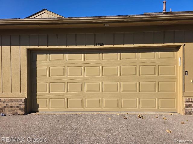 1806 S Hill Boulevard, Bloomfield Hills, MI 48304