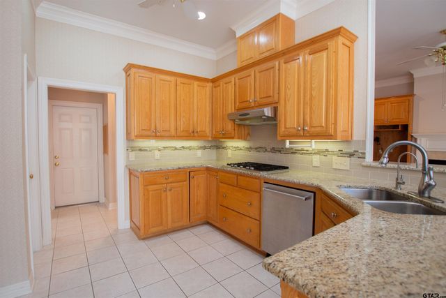 704 Shiloh Ridge St, Tyler, TX 75703