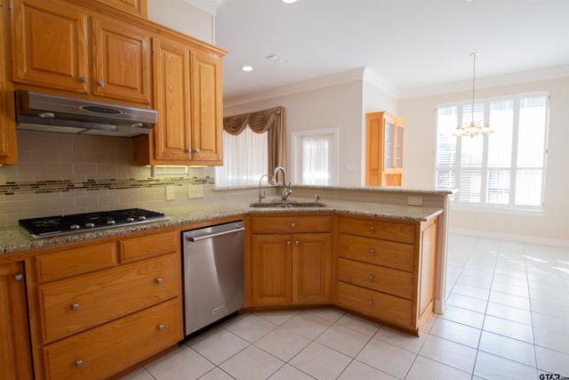 704 Shiloh Ridge St, Tyler, TX 75703