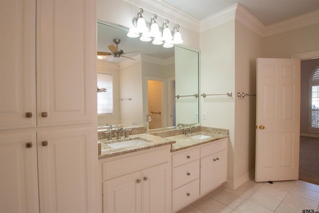 704 Shiloh Ridge St, Tyler, TX 75703