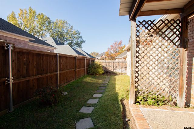 704 Shiloh Ridge St, Tyler, TX 75703