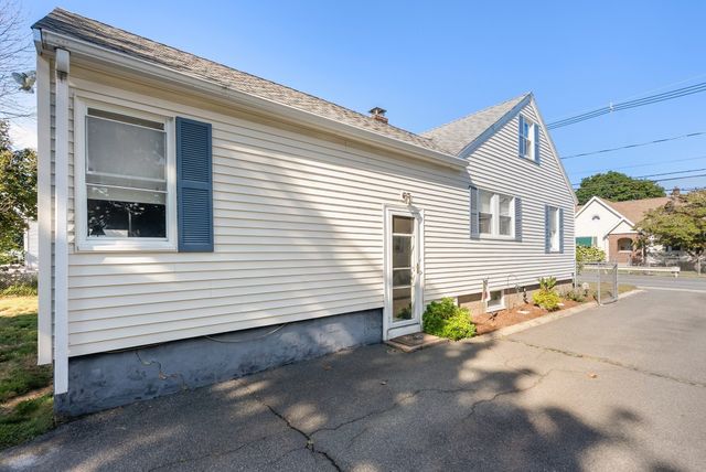 64 County St, Peabody, MA 01960