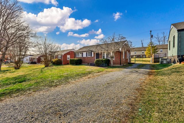 218 Clearview Dr, Clarksville, TN 37043